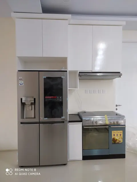 Kitchen set custom dengan kulkas built-in